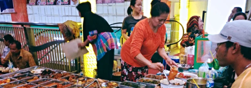 Tra Indonesia e Singapore un viaggio tra i sapori del premiato street food