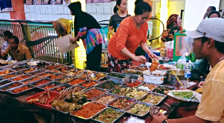 Tra Indonesia e Singapore un viaggio tra i sapori del premiato street food