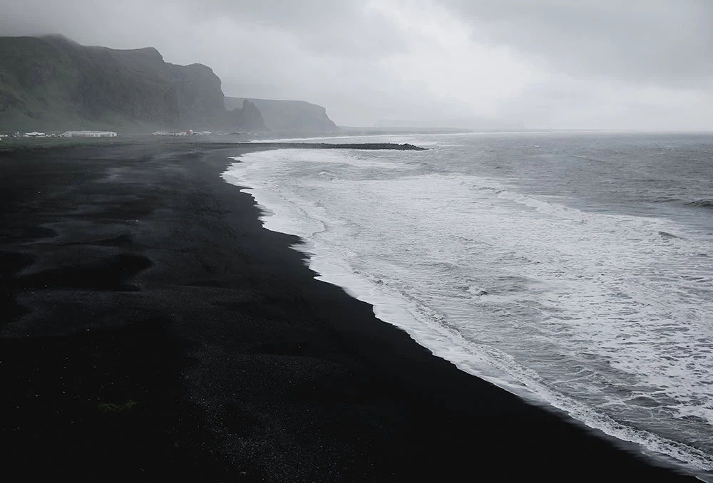 Immense spiagge nere
