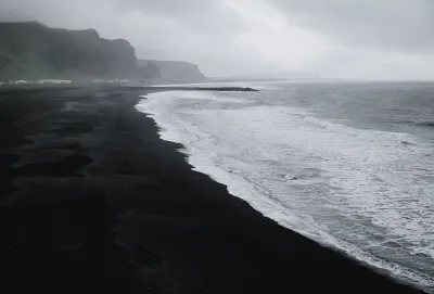 Immense spiagge nere