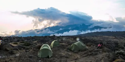 Trekking in vetta al Kilimanjaro