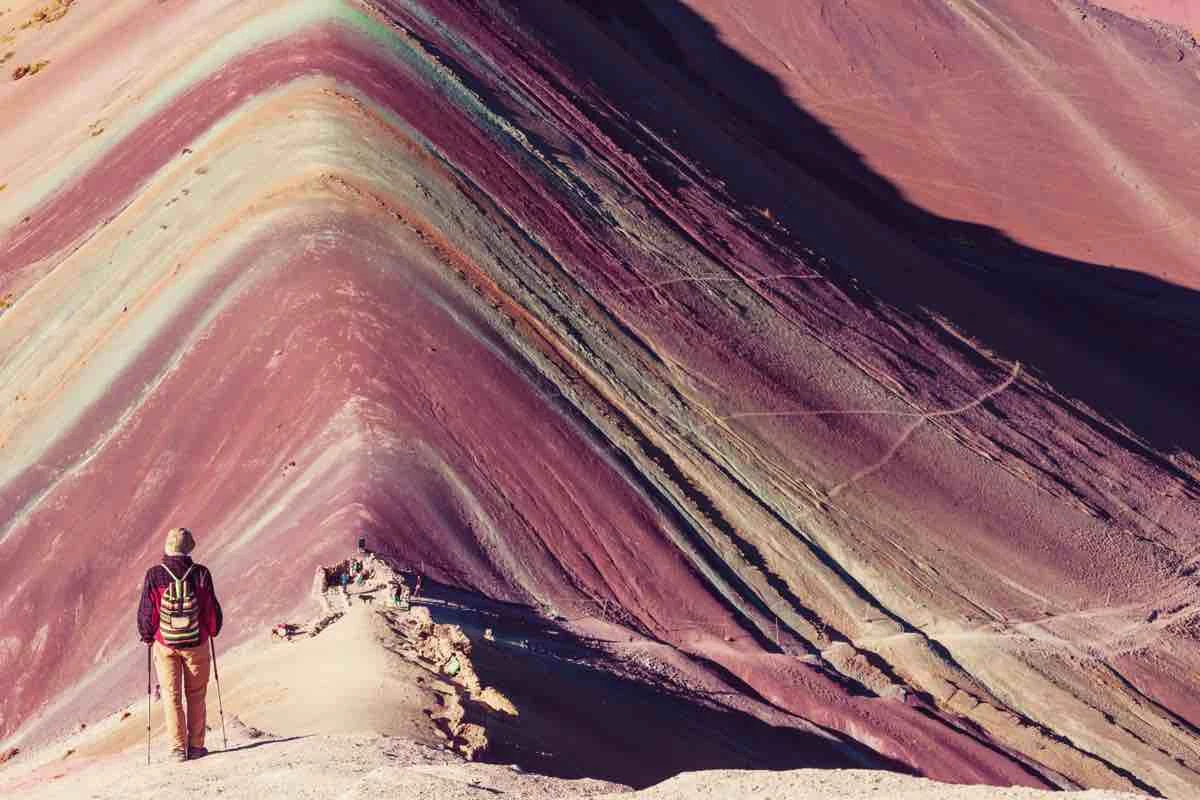 A piedi tra le Rainbow Mountains