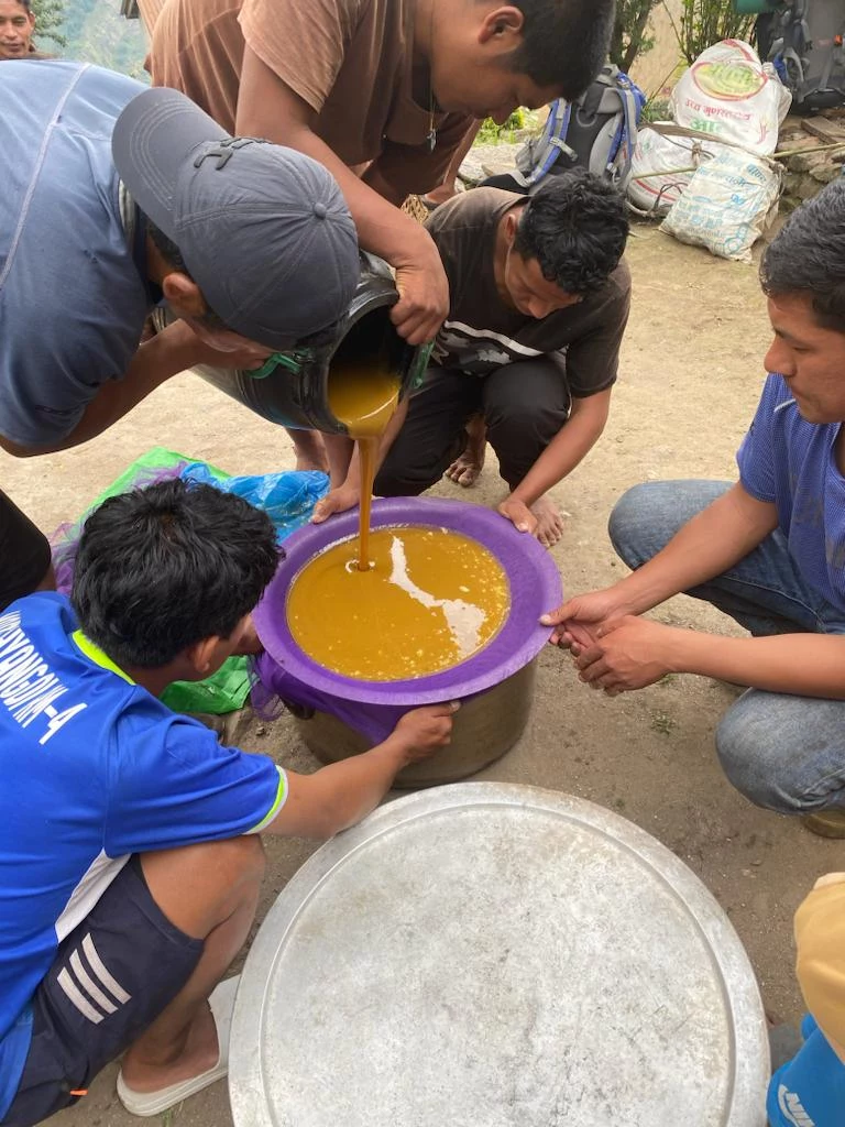 Nepal: Honey Hunters