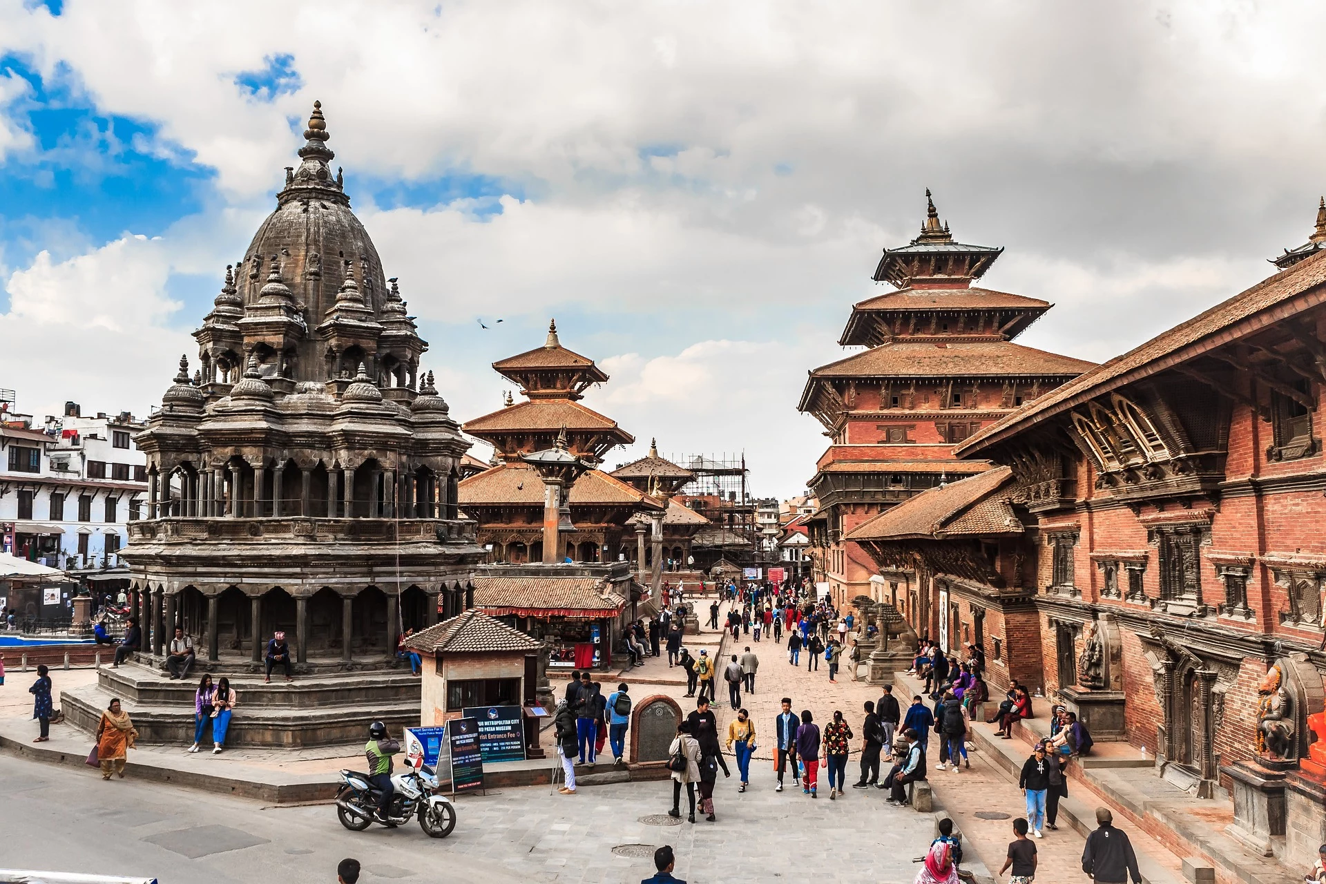 Nepal: Honey Hunters